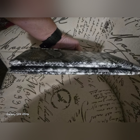 Beautiful Gray/blk python Textured clutch/Crossbody purse EUC - Picture 6 of 10